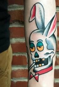 Braccio da tatuino di animaletto sull'immagine di tatuaggio di coniglio colorato