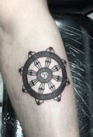 Uimh lámh tattoo rubair mac léinn fireann ar an pictiúr tattoo dubh rudder