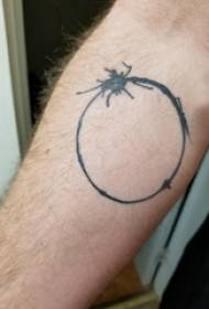 Braccio da ragazzo tatuaggio nero su foto tatuaggio nero
