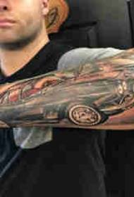 Materiál na tetovanie ramien, mužské rameno, farebný obrázok na tetovanie automobilov