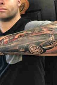 Materiale del tatuaggio del braccio, braccio maschile, immagine colorata del tatuaggio dell'auto