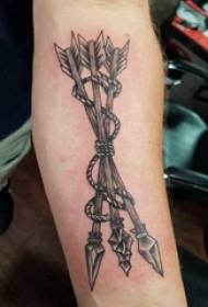 Arrow tattoo, braccio maschile, freccia di tatuaggi di stampa