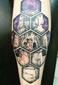 Materialul tatuaj braț, braț masculin, geometrie și imagine tatuaj astronaut