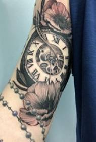 Tatuiruotės juoda vyriškos lyties studento ranka ant gėlių ir laikrodžio tatuiruotės paveikslėlio