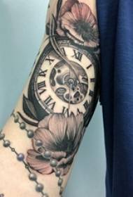 Tatui il braccio nero dello studente maschio sull'immagine del tatuaggio dell'orologio e del fiore