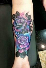 Ragazza del braccio del tatuaggio ragazza con l'immagine colorata del tatuaggio della rosa sul braccio