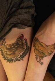 Tato ayam jantan dengan pola tato ayam lengan