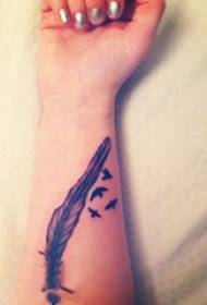 Materiali për tatuazhin e krahut vajzë vajzë me pendë të zezë me tatuazhe në krah