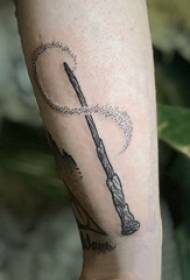 Мушки материјал за тетоважу руку на слици тетоваже црним штапићем