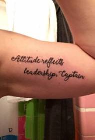 Englisches Tattoo auf der Innenseite des Arms Englisches Tattoo-Bild auf dem männlichen Arm auf dem Schwarzen