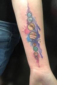 Ruka djevojke na tetovaži planeta na slici male tetovaže planete
