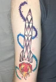 Ilustración de tatuaje de cohete brazo de niña geométrica y fotografía de tatuaje de cohete