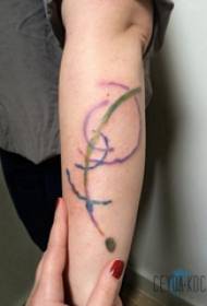Krāsu gradienta tetovējums meitenes krāsa gradienta tetovējums attēls uz meitenes rokas
