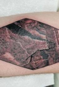 腕に男性のとげの幾何学的なタトゥーパターンの幾何学的なタトゥー画像