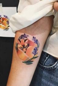 Nio-tailed räv tatuering bild flickans armmålat räv tatuering bild