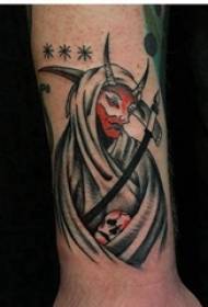 Kuoleman sirppi tatuointi malli miesopiskelijan käsivarsi värillinen kuoleman sirppi tatuointi kuva