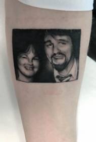 Tatuering foto tjej arm på svart grå foto tatuering bild