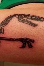 Tatuagem de dinossauro alemão braço de estudante do sexo masculino na imagem de tatuagem de dinossauro alemão