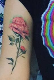 Татуировки на пистолети и рози