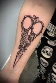 Holičské nožnice tetovanie chlapca zbrane na čierne nožnice tetovanie obrázok