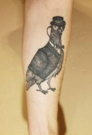 Brațul băiatului de tatuaj porumbel pe poza tatuaj gri porumbel negru