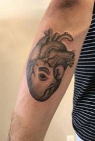 Tatuaggio braccio studente maschio nero su occhi e cuore tatuaggio immagine