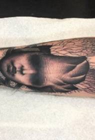 gespanne tatoeëermerk manstudent met swart en grys doringtatoo-prent op die arm