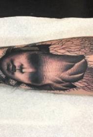 Estudiante masculino de tatuaje hilado con imagen de tatuaje de espina negra y gris en el brazo