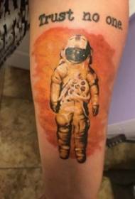 Astronaut tattoo tus qauv, tus tub hluas pleev duab, duab tattoo, tus neeg mus saib hnub qub tattoo ntawm caj npab