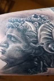 Tabia ya mkono wa kijana wa tattoo kwenye picha nyeusi ya sketch