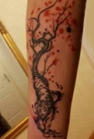 Menina material de tatuagem de braço com grande árvore e foto de tatuagem de tigre