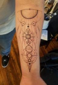 Geometrysk elemint tatoeëerjen manlike studintearm op swarte galaxy tatoeëringsfoto