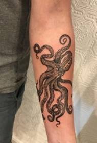 Tattoo ea octopus e ntšo