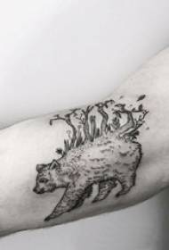 Mažo gyvūno tatuiruotės berniuko ranka ant juodos meškos tatuiruotės paveikslėlio