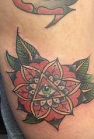 Braccio della ragazza di fiore del modello del tatuaggio sul fiore e sull'immagine geometrica del tatuaggio