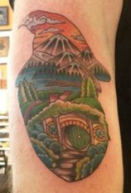 Scenario di tatuaggi, ragazzo, braccia sulle foto di tatuaggi di paesaggio
