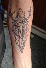 Рука тетоважа слика дечакова рука на слици тетоваже црног јелена