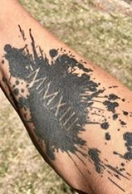 Всплеск татуировки в стиле чернил на мужской руке