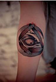 Tatuaggio braccio astratto horror