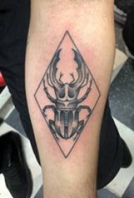 Imagen del tatuaje del brazo brazo del niño en la imagen del tatuaje de rombo e insecto