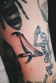 Dječakova ruka tetovaža kitova na slici tetovaže crnog kita