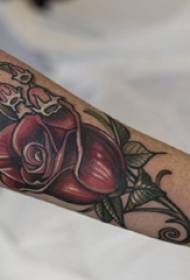 Rose tattoo illustratie arm van de jongen op gekleurde roos tattoo foto
