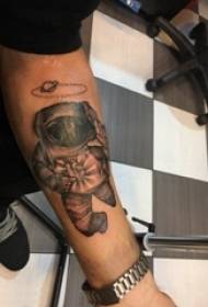 Astronaut-tatoveringsmønster guttearm på svartgrå tatovering Astronaut-tatoveringsmønster