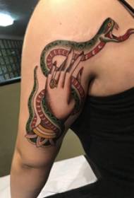 Tato ular iblis gadis lengan gambar tato ular