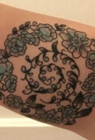 Ghirlanda piccola fresca tatuaggio ragazza fresca piccola corona tatuaggio foto sul braccio della ragazza