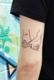 黒い手のタトゥー画像にミニマルなラインのタトゥーの女の子の手