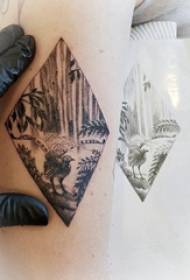 Tatuaje de animal xeométrico rapaza de tatuaje de animais grises no brazo
