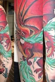 Pora didelių rankos tatuiruočių berniuko rankos ant spalvotų ugnies drakono tatuiruotės paveikslėlių