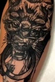 Tattoo zwarte mannelijke student armen op ronde en wolf hoofd tattoo foto's