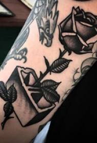 Tattoo diki roses ruoko rwevasikana pane yeEuropean neAmericans rose tattoo mifananidzo